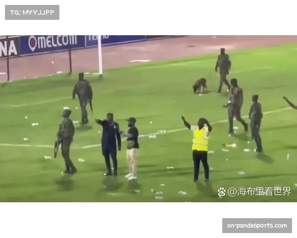 球迷因向场内投掷杂物干扰对方主罚角球，被警方带走调查。